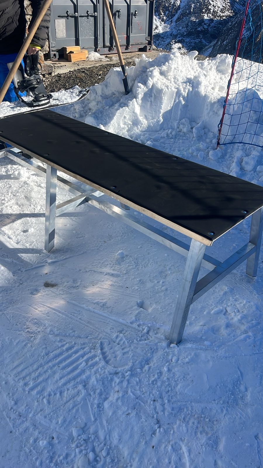 Aluminium bench installed at the foot of the slopes